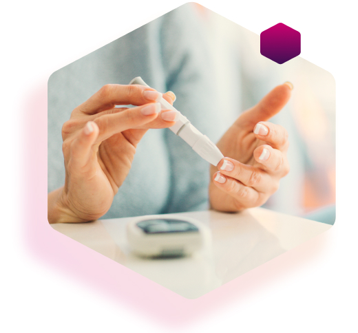 Patientin mit Typ-2 Diabetes kontrolliert ihren Blutzuckerspiegel