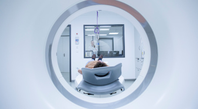 Patient in einem MRT-Scanner. Blick durch die MRT-Röhre.