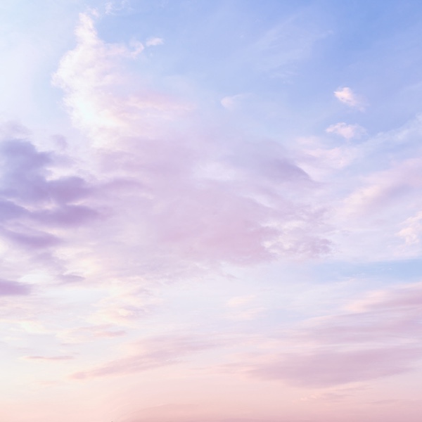 Himmel mit rosa und blauen Wolken bei Sonnenuntergang. Himmel mit rosa und blauen Wolken bei Sonnenuntergang.