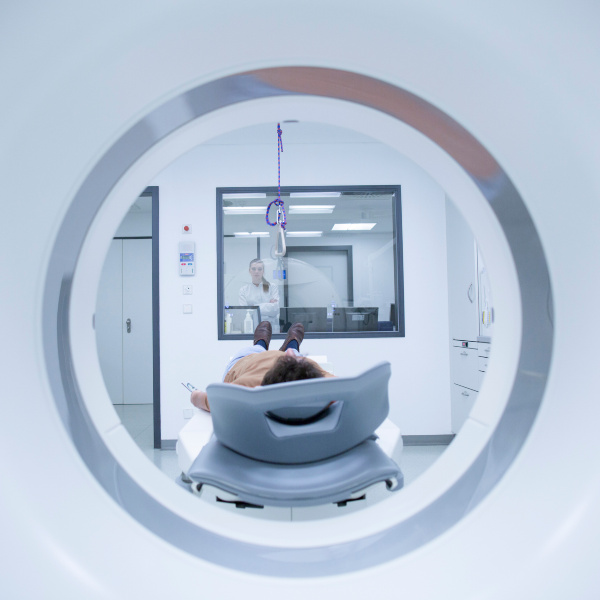 Patientin wird von einer Ärztin in einem MRT-Scanner positioniert. Patientin wird von einer Ärztin in einem MRT-Scanner positioniert.