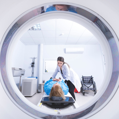 Patientin wird von einer Ärztin in einem MRT-Scanner positioniert. Patientin wird von einer Ärztin in einem MRT-Scanner positioniert.