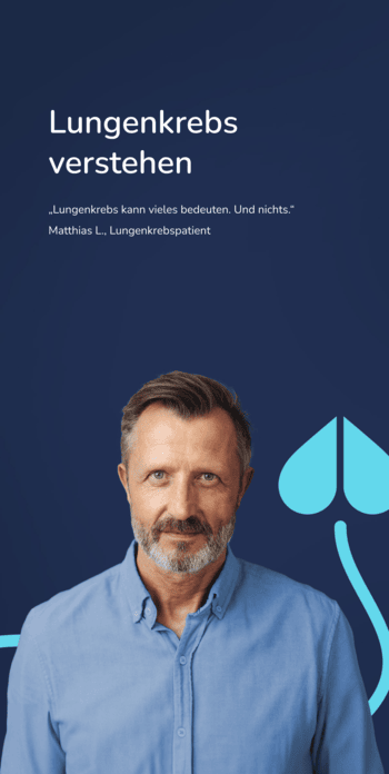 Ein älterer Mann in blauem Pullover steht vor einem blauem Hintergrund und blickt frontal in die Kamera. Ein älterer Mann in blauem Pullover steht vor einem blauem Hintergrund und blickt frontal in die Kamera.