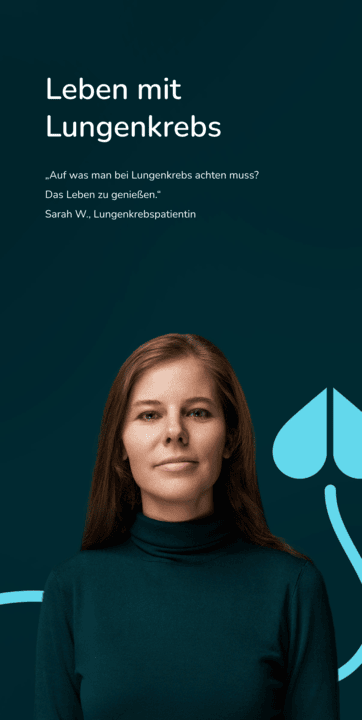 Nahaufnahme einer älteren Frau mit grüner Bluse, die lächelnd vor einem dunklem Hintergrund steht. Nahaufnahme einer älteren Frau mit grüner Bluse, die lächelnd vor einem dunklem Hintergrund steht.