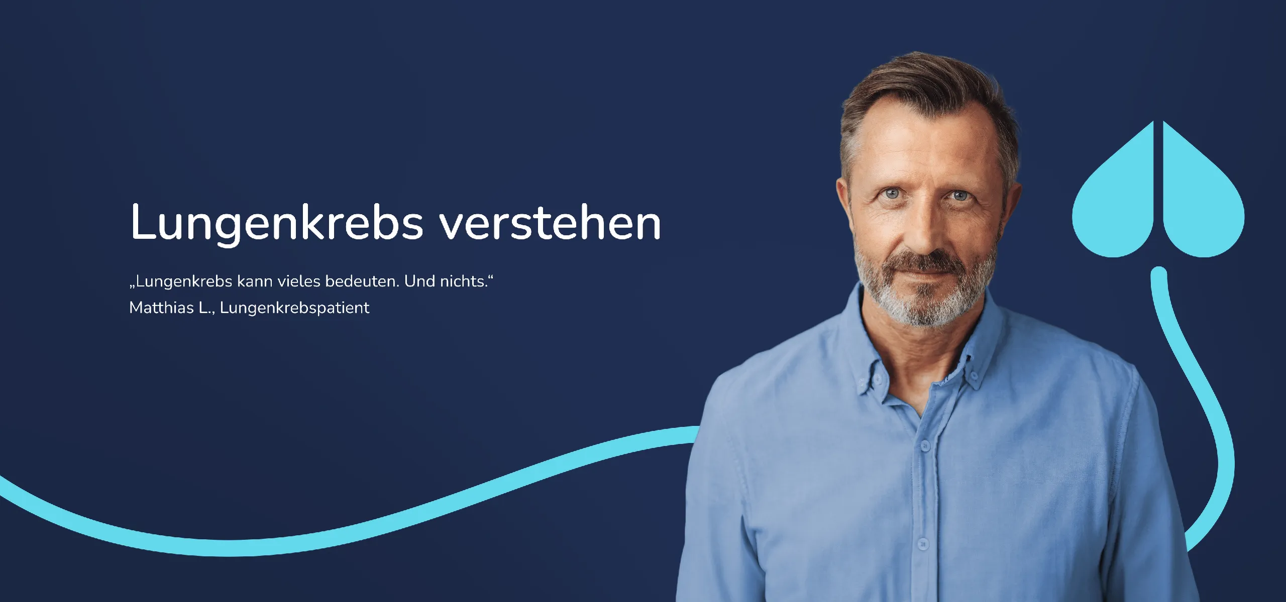 Ein älterer Mann in blauem Pullover steht vor einem blauem Hintergrund und blickt frontal in die Kamera. Ein älterer Mann in blauem Pullover steht vor einem blauem Hintergrund und blickt frontal in die Kamera.