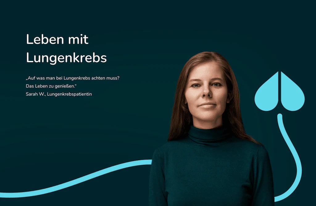 Nahaufnahme einer älteren Frau mit grüner Bluse, die lächelnd vor einem dunklem Hintergrund steht. Nahaufnahme einer älteren Frau mit grüner Bluse, die lächelnd vor einem dunklem Hintergrund steht.