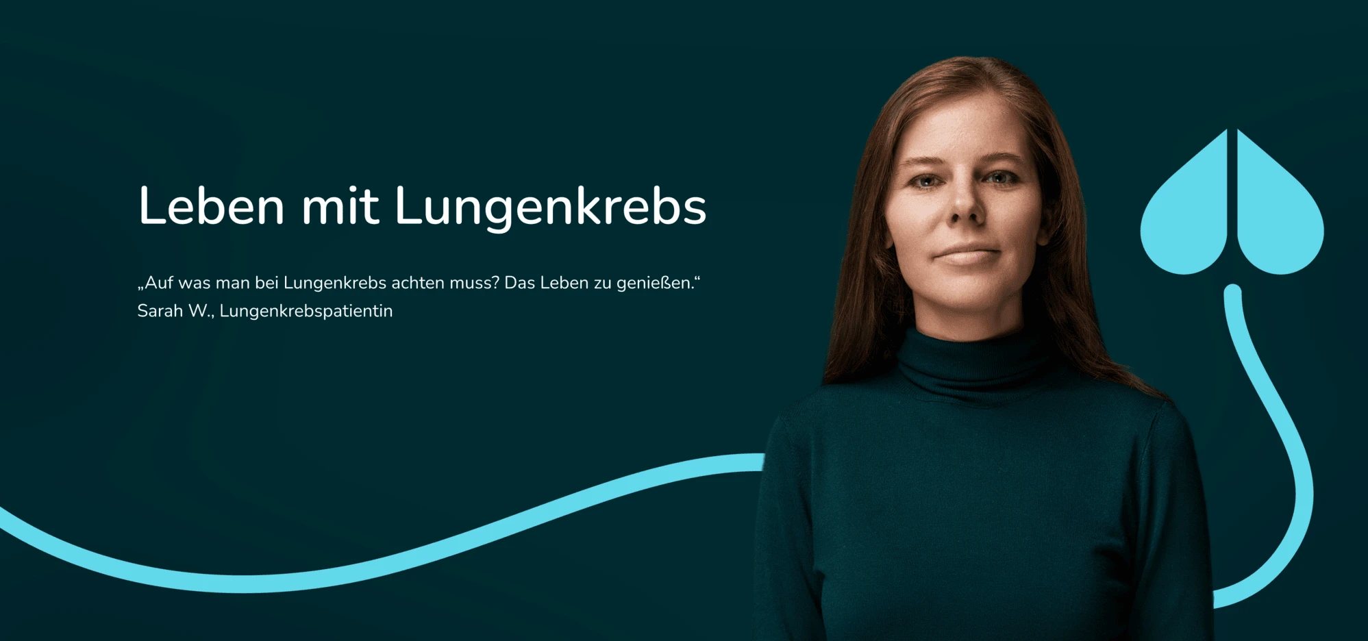 Nahaufnahme einer älteren Frau mit grüner Bluse, die lächelnd vor einem dunklem Hintergrund steht. Nahaufnahme einer älteren Frau mit grüner Bluse, die lächelnd vor einem dunklem Hintergrund steht.