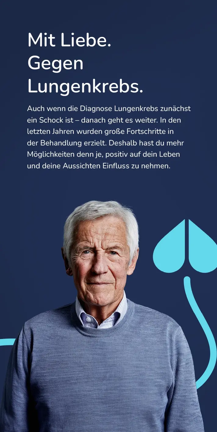 Ein älterer Mann steht neben einer junge Frau vor einem Hintergrund. Beide haben einen blauen Pullover an und blicken ernst nach vorne.