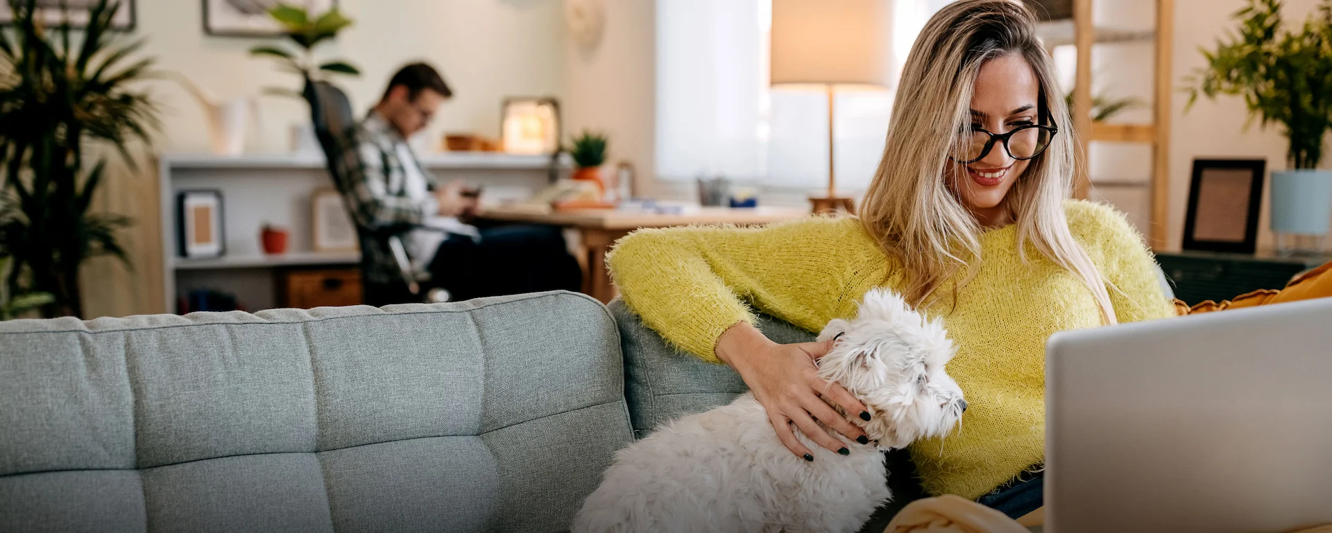 Junge Frau mit Diabetes streichelt ihren Hund auf der Couch Junge Frau mit Diabetes streichelt ihren Hund auf der Couch