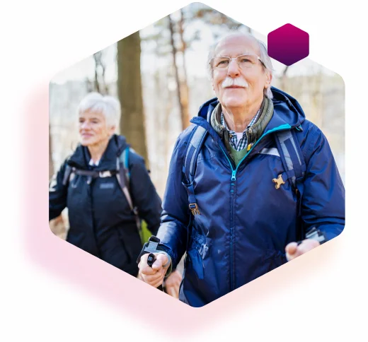 Älteres Paar mit Diabetes spaziert im Park