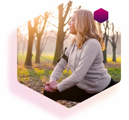 Frau mit Diabetes Typ 2 macht Sportübungen im Park