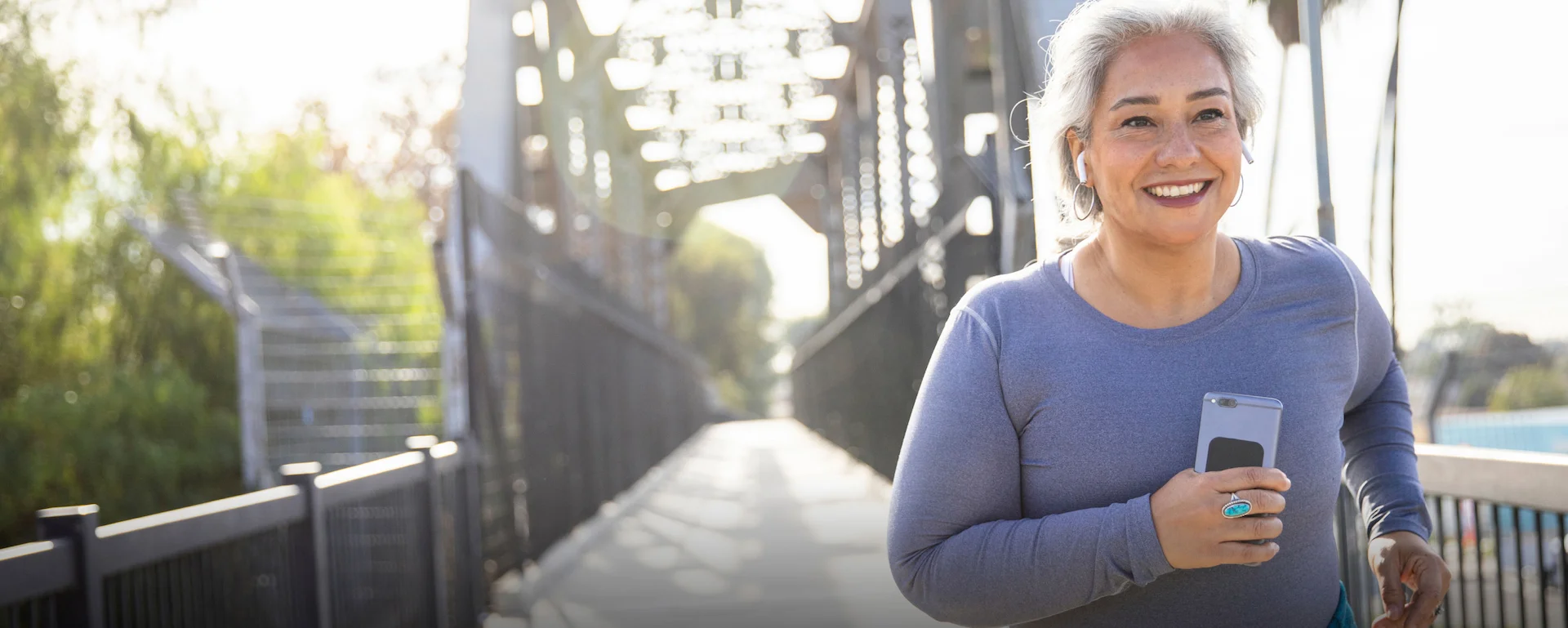 Frau mit Diabetes macht Sport und joggt