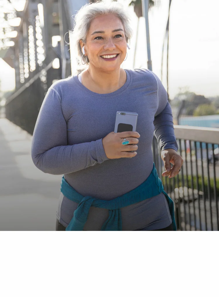Frau mit Diabetes macht Sport und joggt