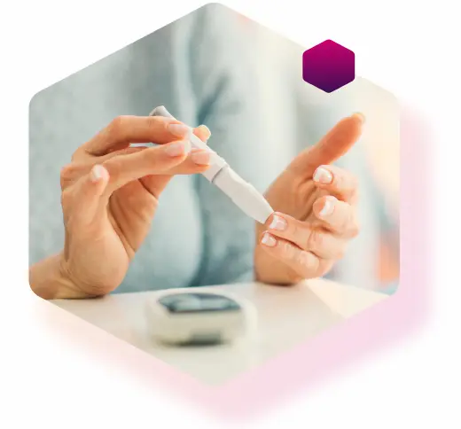 Patientin mit Typ-2 Diabetes kontrolliert ihren Blutzuckerspiegel