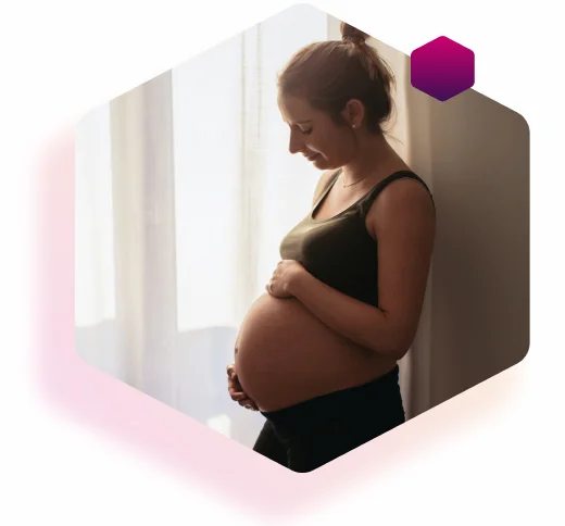 Frau mit Schwangerschaftsdiabetes (SSW) streichelt ihren Bauch Frau mit Schwangerschaftsdiabetes (SSW) streichelt ihren Bauch